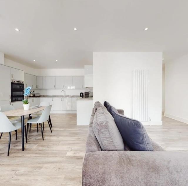 Spacious Two Bedroom Apartment With Valley Views Abertillery Exterior photo